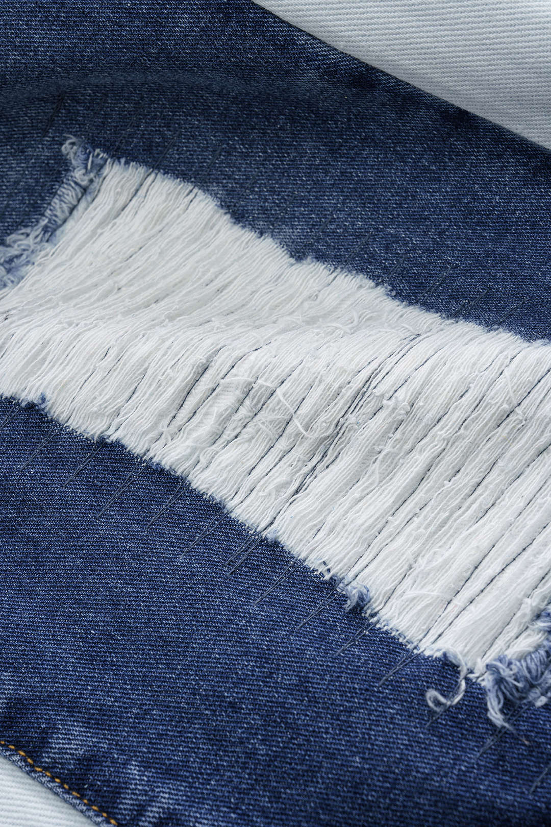 Dora - Calças de Ganga Desgastados com Detalhes Contrastantes