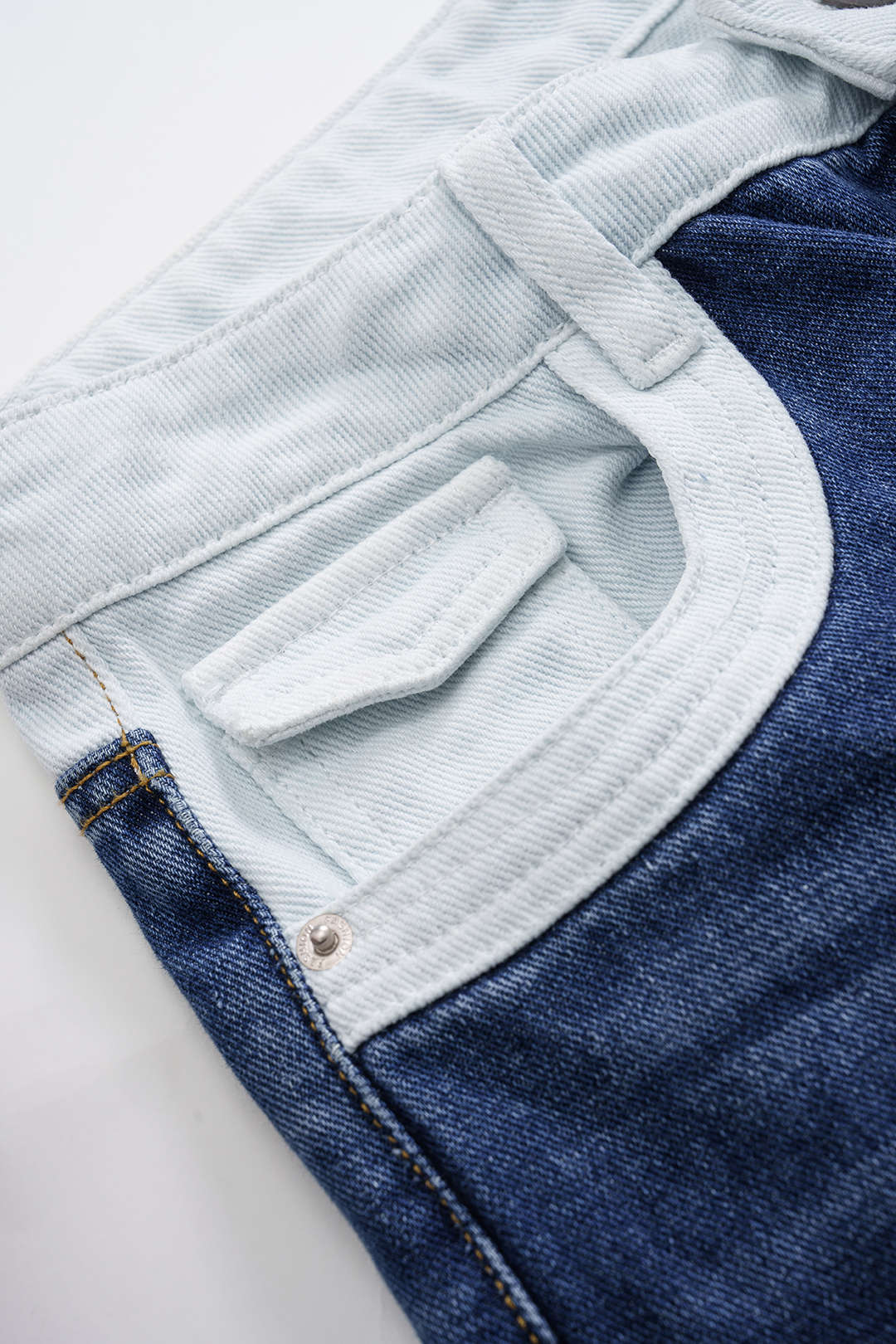 Dora - Calças de Ganga Desgastados com Detalhes Contrastantes