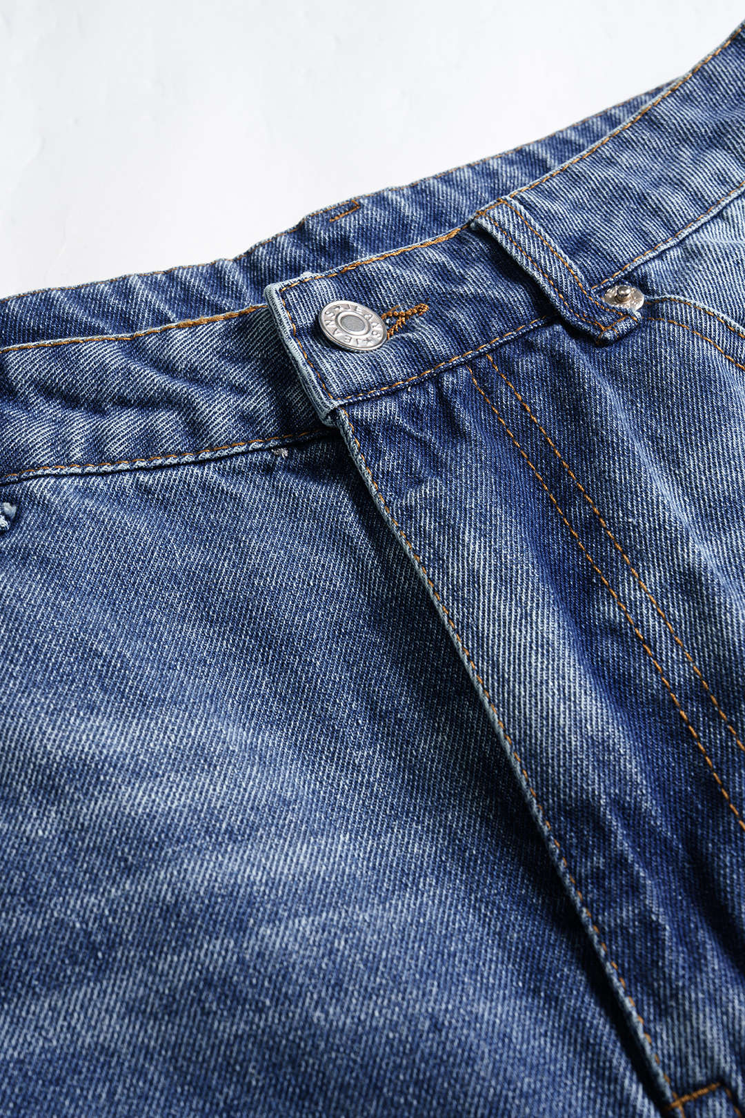 Gabriela - Calças de Ganga Decoradas com Rebites