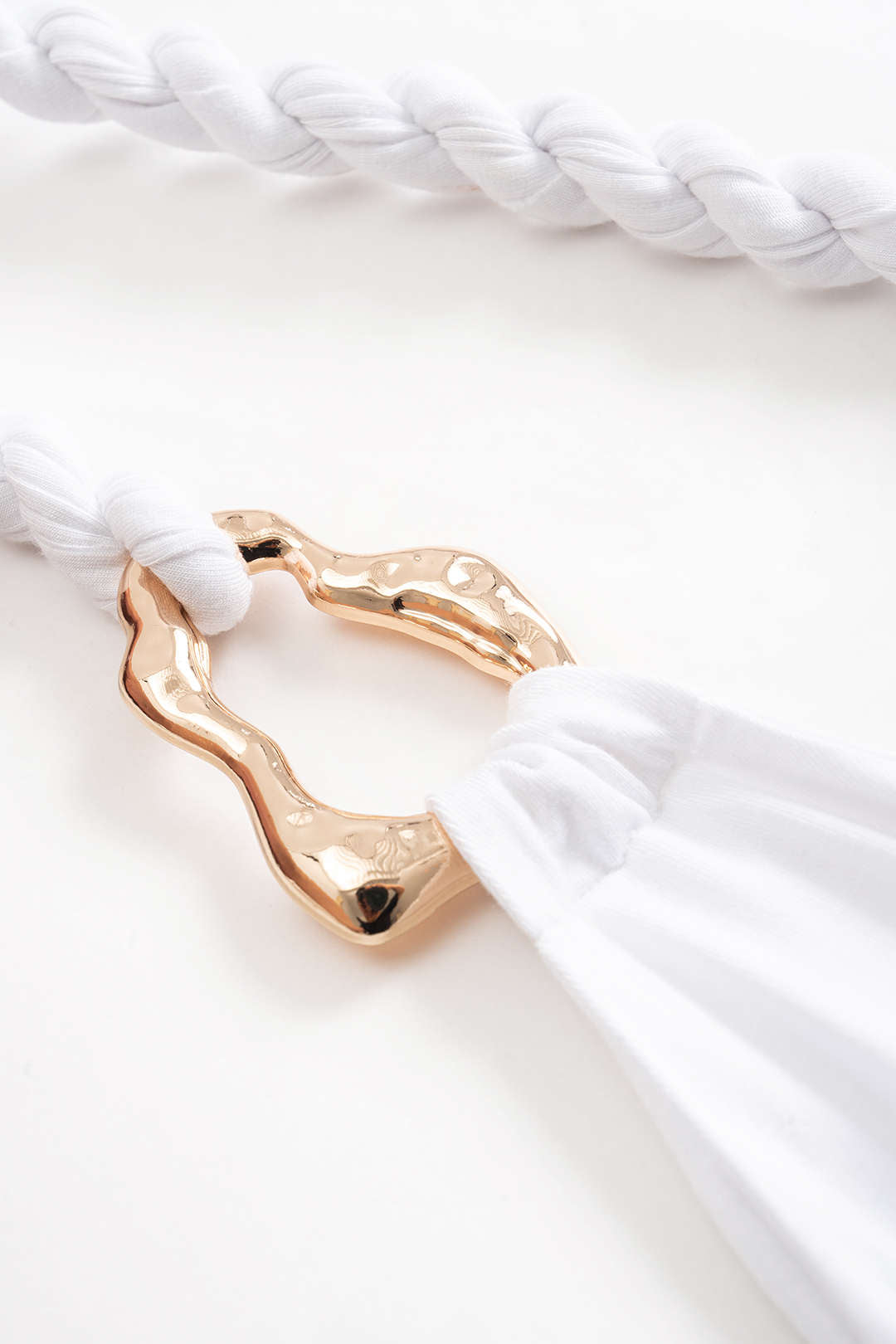 Neusa - Conjunto de Saia Metálica com Detalhe de Nó Assimétrico