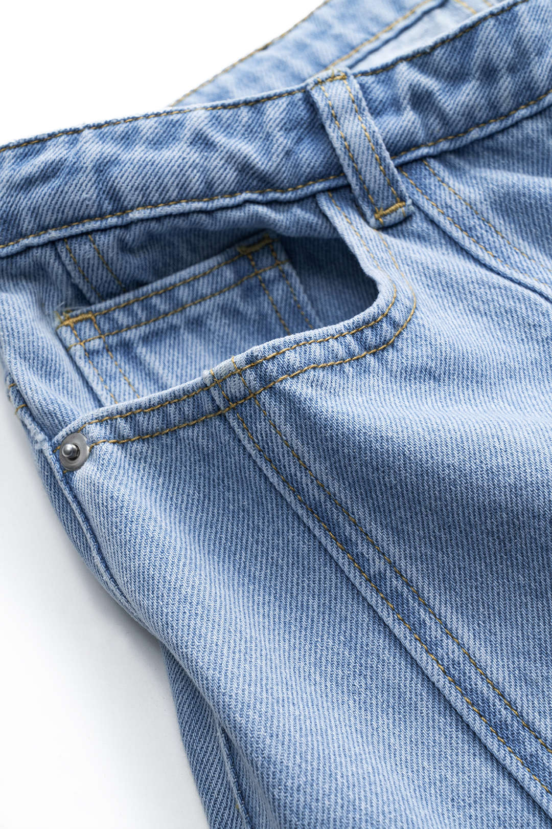 Eduarda - Calças de Ganga com Bolso com Botão em Corte Largura